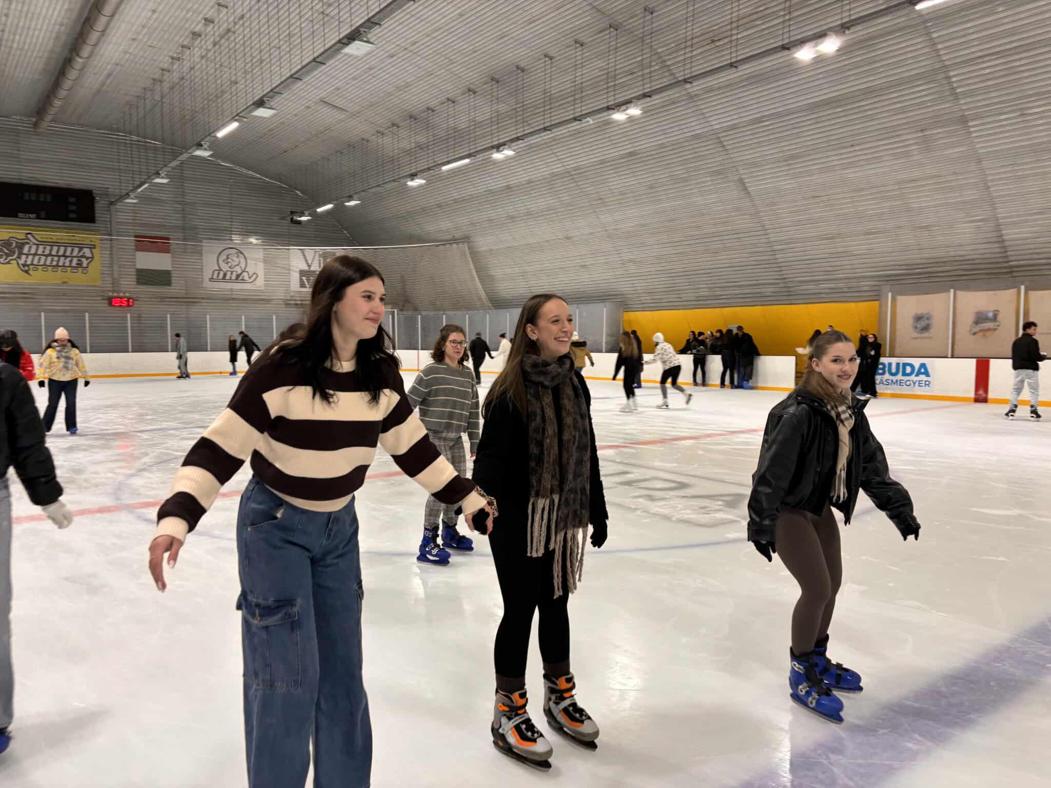 hallgatók korcsolyáznak