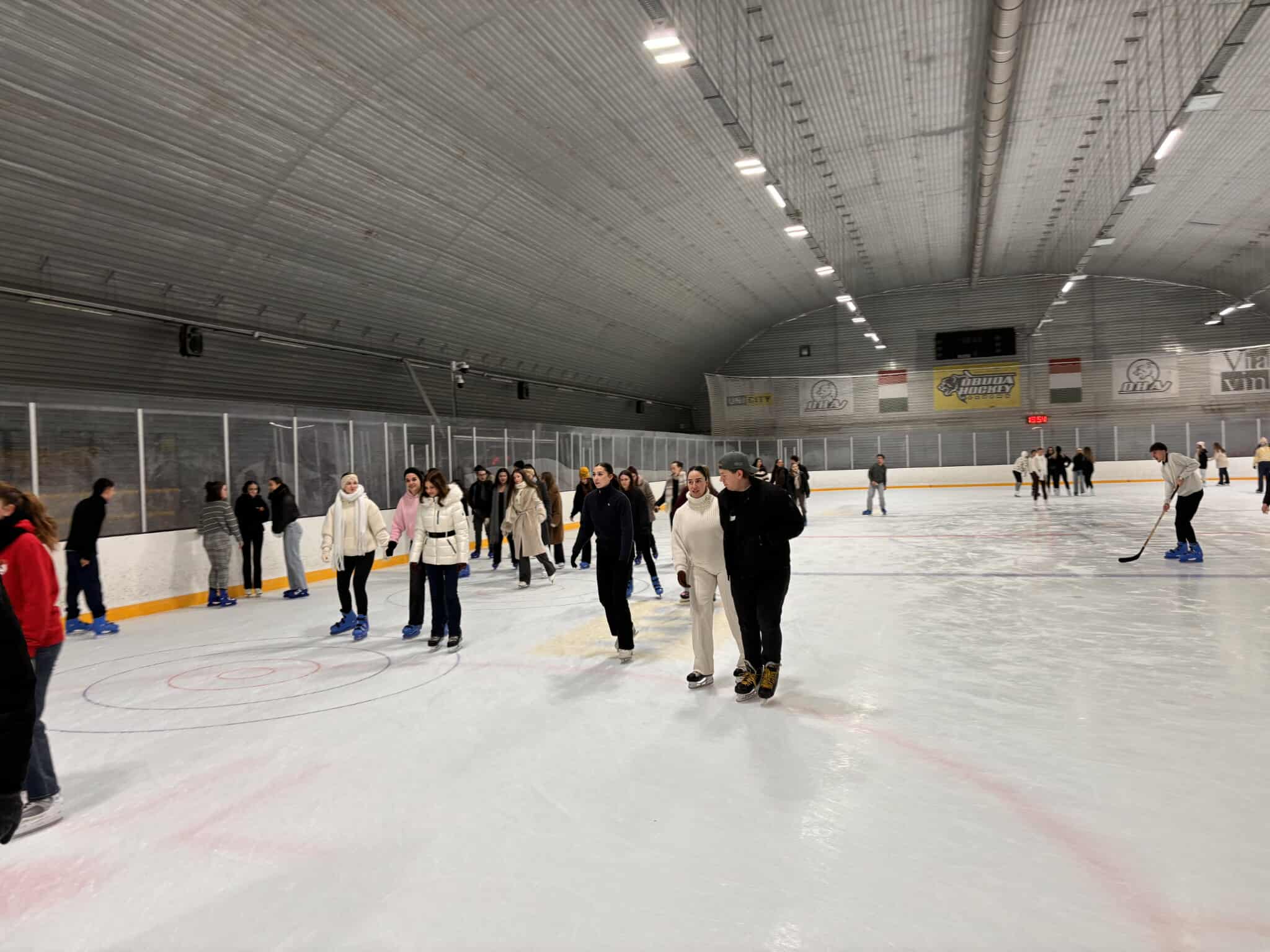hallgatók korcsolyáznak