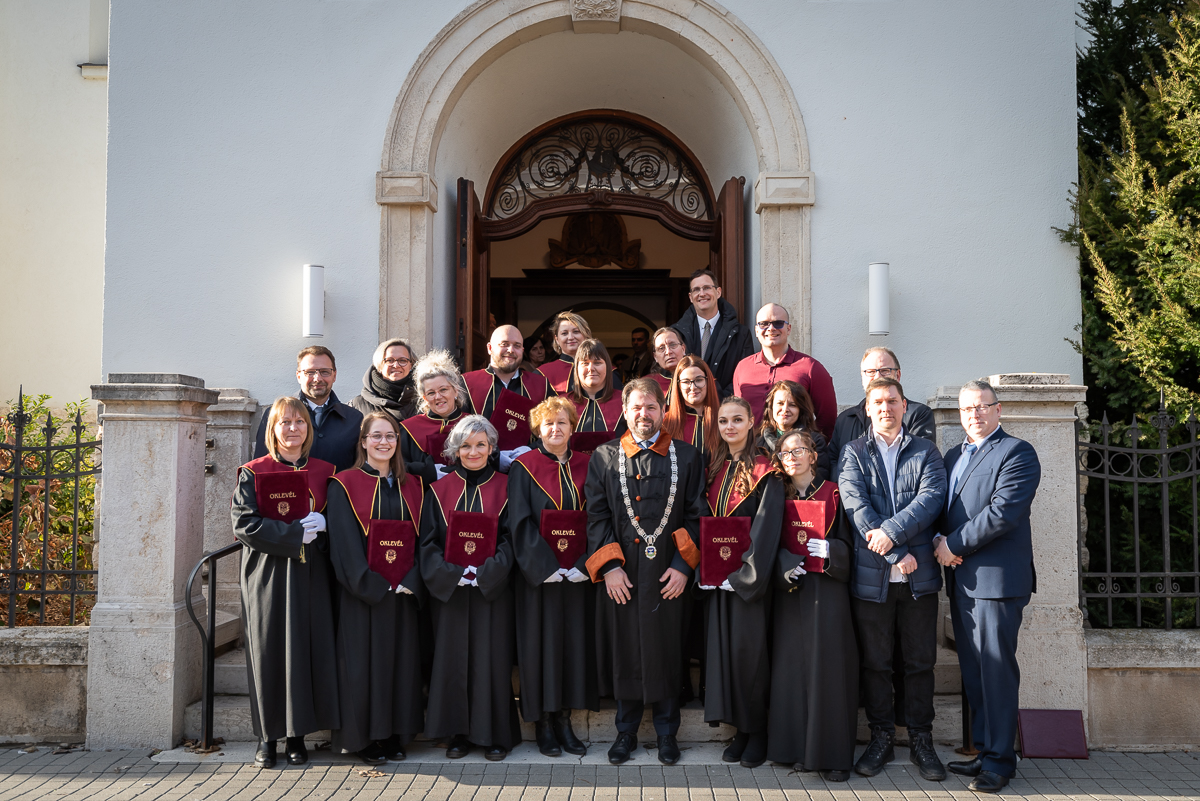 Egy korszak vége, egy új eleje - Ünnepélyes oklevélátadó a GESZK-en - csoport kép