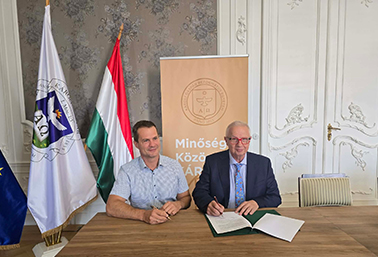 Megállapodás aláírása - fotó Fritz Péterről és Trócsányi Lászlóról - fotó