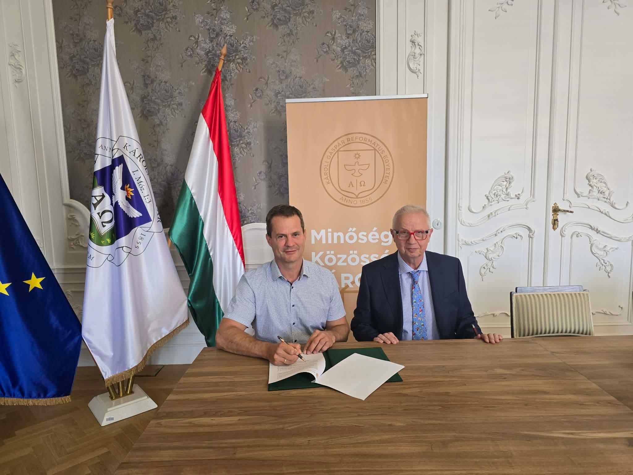 Megállapodás aláírása - fotó Fritz Péterről és Trócsányi Lászlóról
