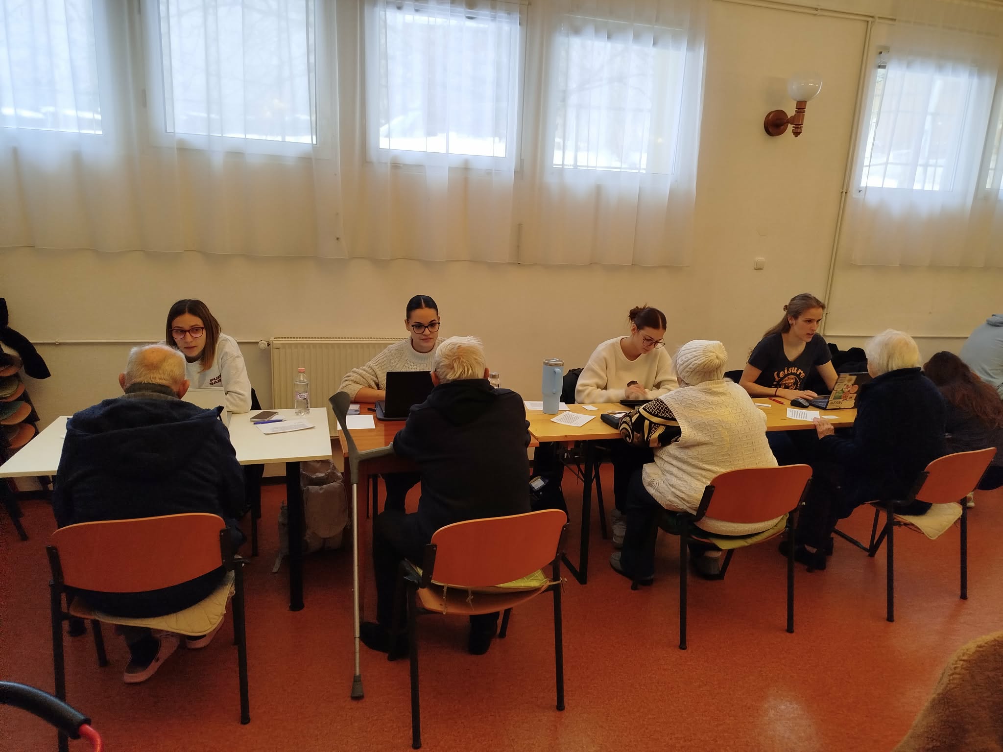 Idősek Református Szeretetotthonában végeztek vizsgálatot és szűréseket hallgatóink Leányfalun - fotók